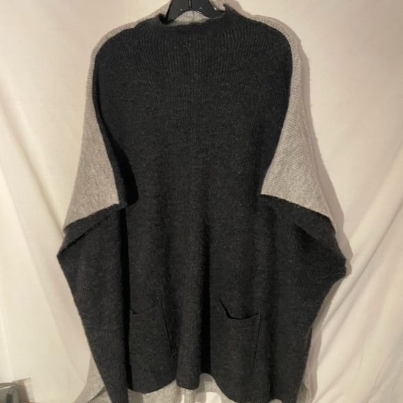 Romeo & Juliet Couture Charcoal & light gray cape 13in sleeve hole size M/L - Picture 4 of 8